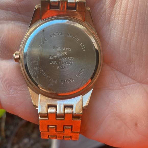 Womens rose gold colored watch - Picture 2 of 3